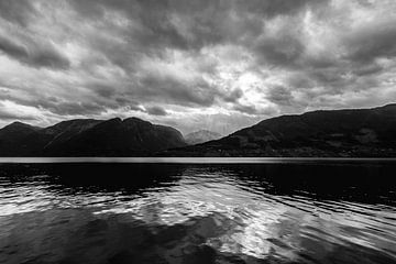 Zwartwit foto van Noors fjord