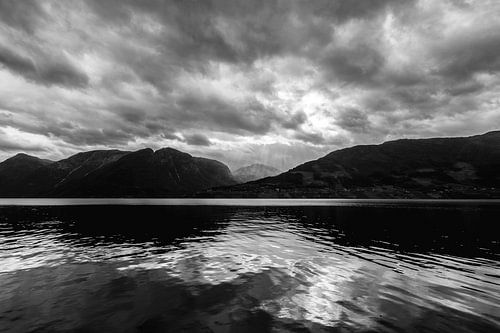Photographie en noir et blanc d'un fjord norvégien
