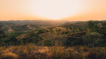 L'arrière-pays de Sao Bras de alportel au lever du soleil sur Bart Hageman Photography