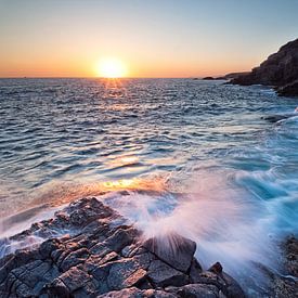 Sunset on the rocks by Laura Vink