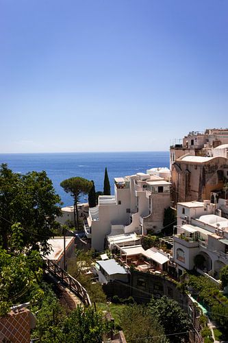 Uitzicht vanaf balkon op de zee in Positano, Italië