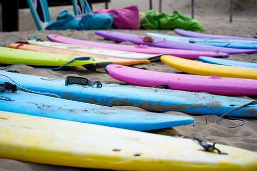 Bildende Kunst | Farbige Surfbretter | Strand von BY Patries