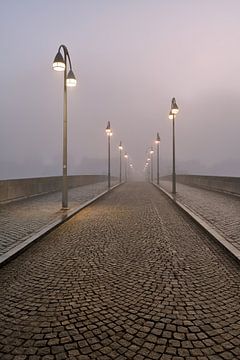Sint-Servaasbrug in de mist - Maastricht bij dageraad van Rolf Schnepp
