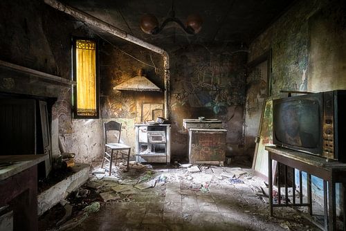 Assis à Decay.