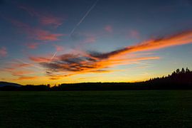 Deutschland, Naturlandschaft schwarzer Waldhorizont mit brennendem Himmel von adventure-photos