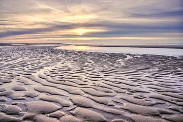 strand met de Noordzee bij een zonsondergang van eric van der eijk