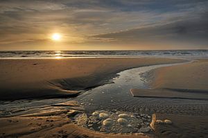 La plage de Texel au coucher du soleil sur John Leeninga