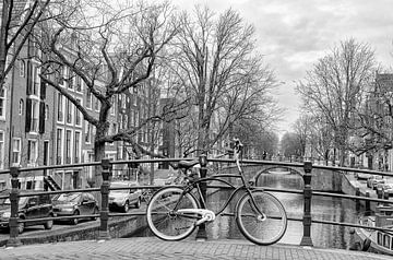 Ein Fahrrad auf einer Brücke in Amsterdam. 