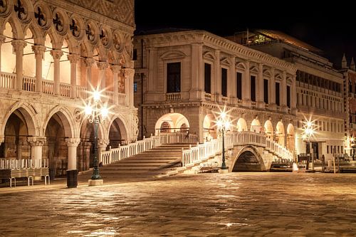 VENICE Riva degli Schiavoni bij nacht
