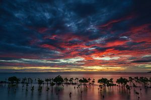 Ein roter Sonnenuntergang auf der Insel Arborek