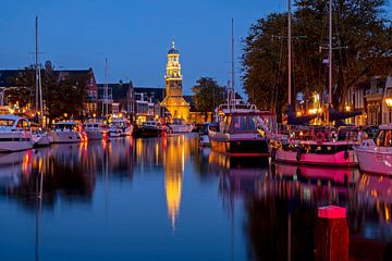 Het stadje Lemmer bij zonsondergang in Friesland Nederland van Eye on You