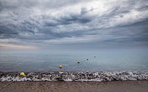 Row of buoys on the ocean against stormy sky von VIDEOMUNDUM