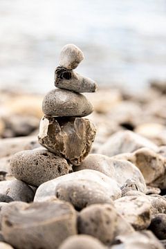 pile of stones on the shore by Karijn | Fine art Natuur en Reis Fotografie