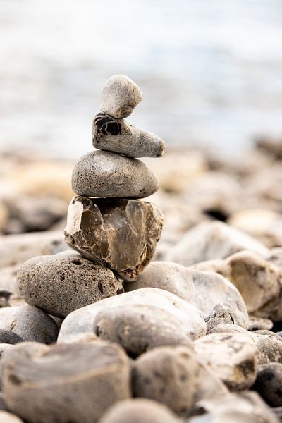 stapel stenen aan de kust van Karijn | Fine art Natuur en Reis Fotografie