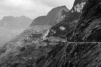 Contour van weg over verschillende heuvelruggen tijdens de Ha Giang Loop in Vietnam.