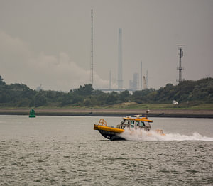 Die Ruderer bei hoher Geschwindigkeit im Hafen von Rotterdam.