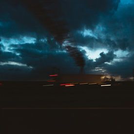Lichter eines Autos in einer dunklen Nacht auf der Autobahn von Koen Verburg