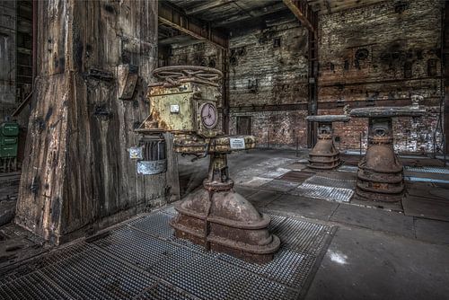 Transformator in verlaten fabriek