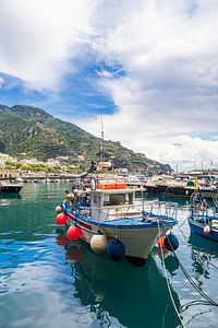 Boote im Hafen von Maiori an der Amalfiküste in Italien