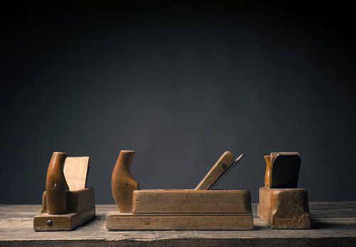 Oude houten schaaf op rustieke plank
