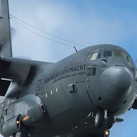 C-130  Hercules close up tijdens landing von Michel Postma