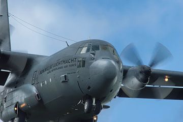 C-130  Hercules close up tijdens landing van Michel Postma