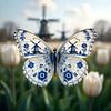 Delfts Blauwe Vlinder in Hollands Landschap van Studio Ypie