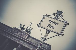Straßenschild Pariser Platz vor dem Brandenburger Tor in Berlin