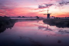 Zonsopkomst met Broekmolen in de Alblasserwaard van Annemieke Klijn