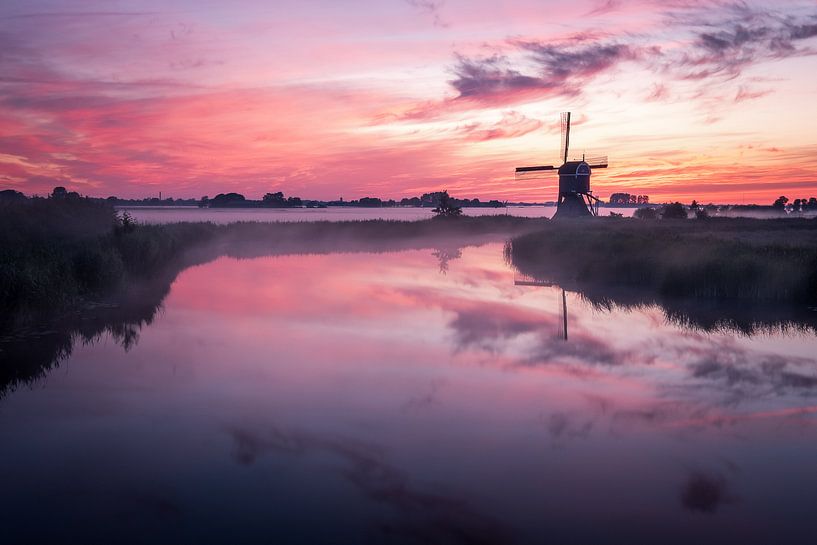 Zonsopkomst met Broekmolen in de Alblasserwaard van Annemieke Klijn