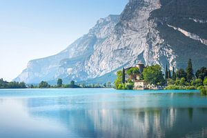 Toblino meer en Castel Toblino. Regio Trentino, Italië van Stefano Orazzini