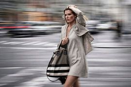 Frau auf strasse in bewegung gefangen