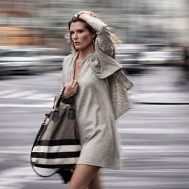 Frau auf strasse in bewegung gefangen von Huub Keulers