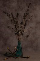Vase bleu avec fleurs séchées