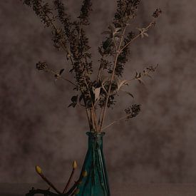 Vase bleu avec fleurs séchées sur Tichelaarfotografie