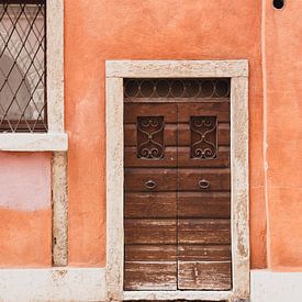 De voordeur van een koraalkleurig Italiaans huis van Heidi van Boxtel