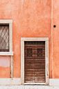 De voordeur van een koraalkleurig Italiaans huis van Heidi van Boxtel thumbnail
