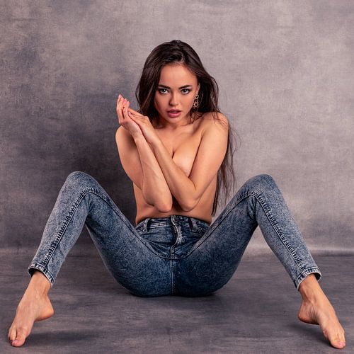 meisje in spijkerbroek kleur