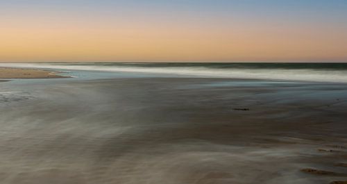 Zeezicht over de Westerschelde en Noordzee bij Cadzand-Bad. van Ellen Driesse