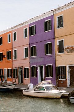 Maisons colorées à Venise. sur Nicolette Boom