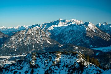 Winterlicher Blick über Reutte auf die Zugspitze von Leo Schindzielorz