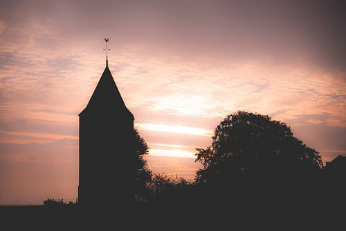Silhouette of the Peperbus in Heteren during sunrise. by Nicky Kapel