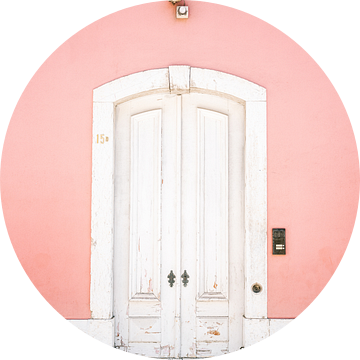 Portugal reisfotografie - De witte deur van Lissabon van Raisa Zwart