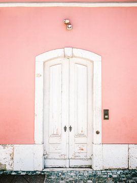 Portugal Reisefotografie - Die weiße Tür von Lissabon von Raisa Zwart