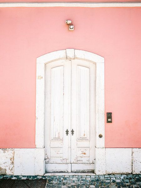 Photographie de voyage au Portugal - La porte blanche de Lisbonne par Raisa Zwart
