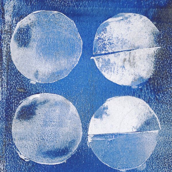 Vier blaue Monde. Modernes Abstraktes in Blau, Weiß, Rostbraun. von Dina Dankers