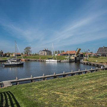 Die Einfahrt zum alten Innenhafen von Workum an einem ruhigen Frühlingstag von Harrie Muis