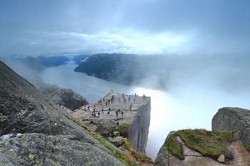 Preikestolen in Noorwegen met uitzicht over Lysefjord van Stefan Vis