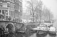 Amsterdam, hoek Brouwersgracht en Prinsengracht met natte sneeuw en veel wind van Suzan Baars thumbnail
