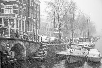 Amsterdam, hoek Brouwersgracht en Prinsengracht met natte sneeuw en veel wind van Suzan Baars